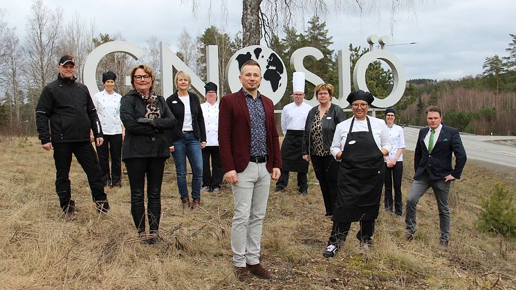 Några av alla i Gnosjö som arbetar efter "gröna tråden": politiker, lärare, rektor, förvaltningschef, bonde och kockar. I mitten kostchefen Eldin M Salihovic. Foto: Gnosjö kommun