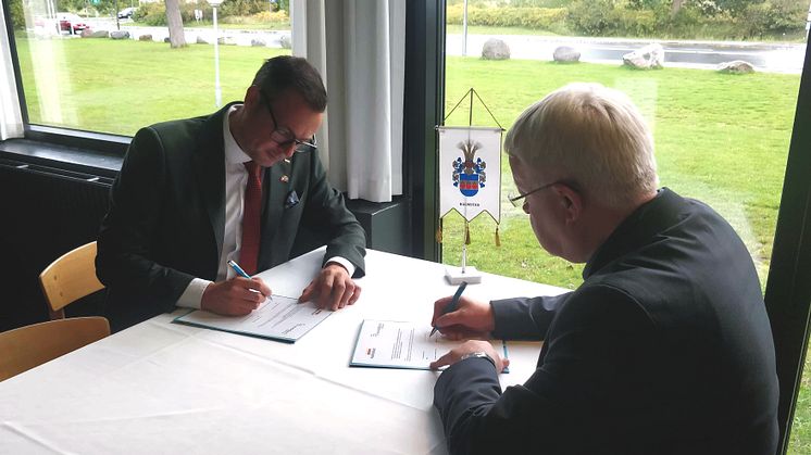 Jonas Bergman, kommunstyrelsens ordförande i Halmstads kommun och Jan Petersen, borgmästare i Norddjurs kommun, undertecknar en avsiktsförklaring om samarbete.