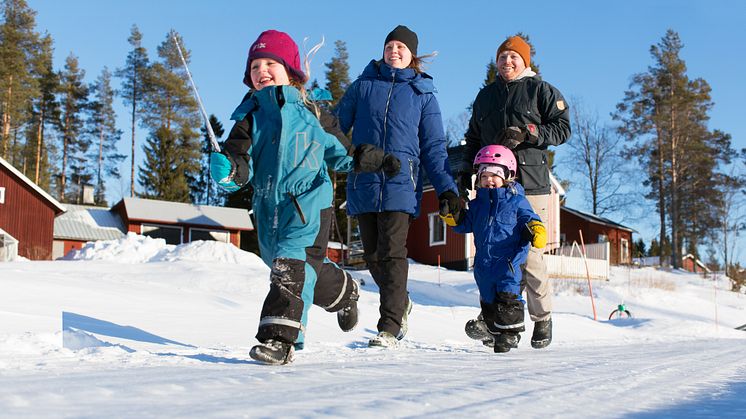 Sara och Robin Sjöstedt med barnen Saga och Iris