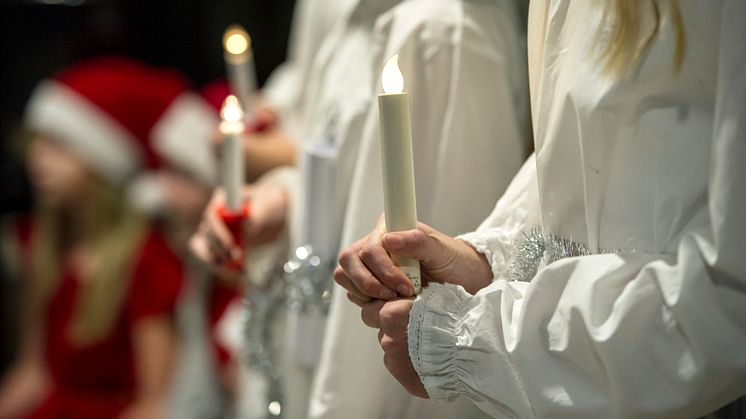 Årligt luciafirande med kulturskolans körer och prisutdelning till vinnarna av pepparkakstävlingen Bräckliga Bruna Byggen.