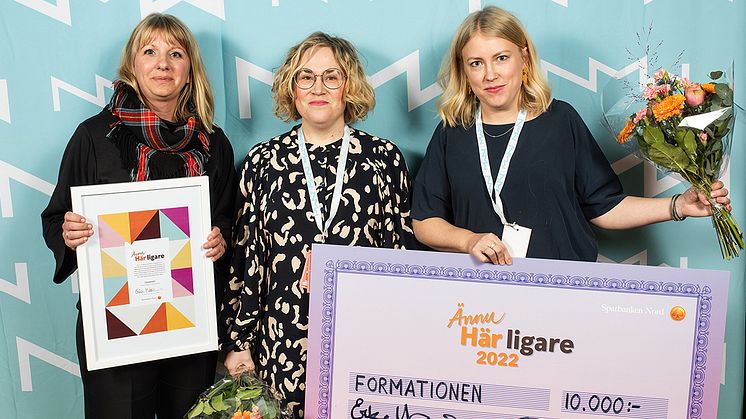 Erika Mattsson delar ut priset Ännu Här ligare till Moa Lundqvist och Sanna Eriksson som driver inredningsstudion Formationen. Foto: Patrik Öhman.