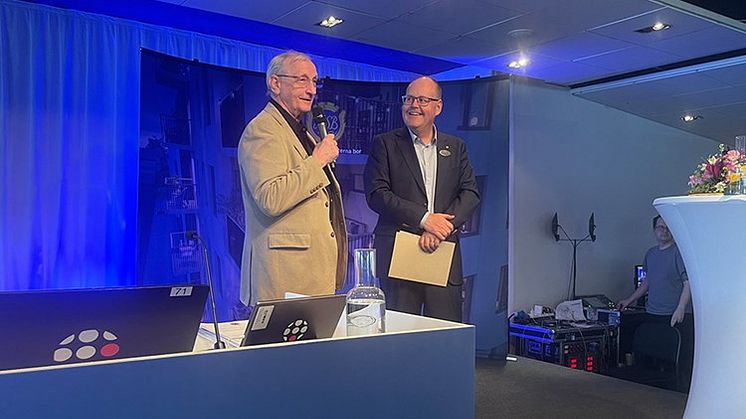 Kurt Gren, ordförande i BRF Måsängen, tar emot pris av Johan Nyhus, förbundsordförande HSB. 