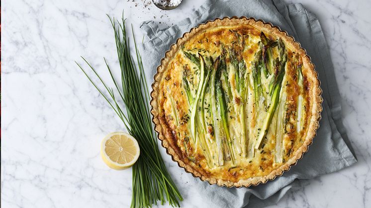 Västerbottensostpaj® med sommargrön sparris och citron. Foto: Fabian Björnstjerna