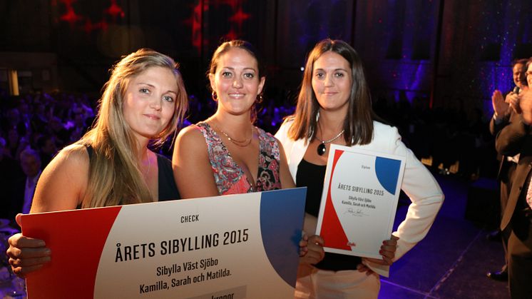 Matilda Andersson, Sarah Mårtensson och Kamilla Lindström tar emot priset Årets Sibylling 2015 på årets Sibylla United i Gävle.
