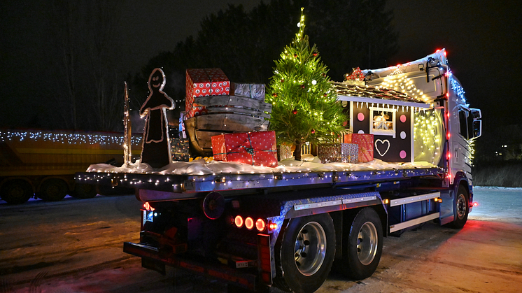 Mika Mäkilän ”Kaanian joulumaailman” lavalta löytyi muun muassa piparkakkutalo ja joulun lahjapaketit.