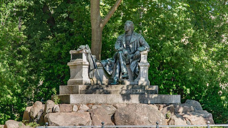 Das Fontane-Denkmal in Neuruppin erinnert an den berühmten Sohn der Stadt. Foto: TMB-Fotoarchiv/Steffen Lehmann. 