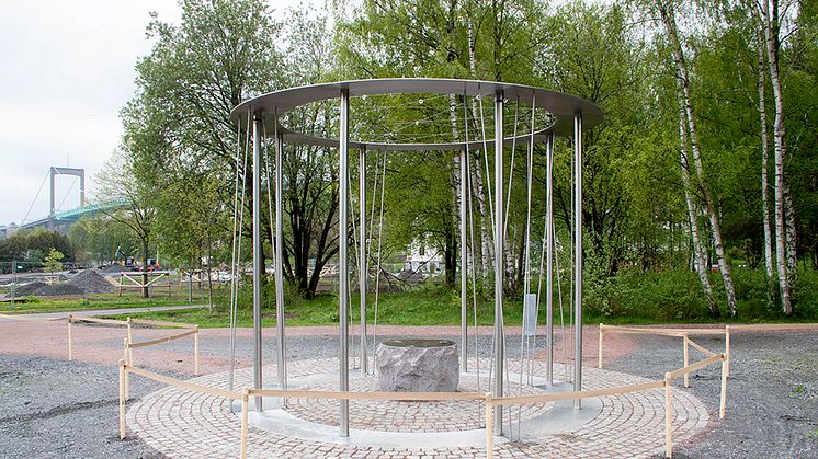 Veteranmonumentet "Under samma himmel", nyligen installerat i Färjenäsparken. Foto: Hampus Bovbjerg Grip.