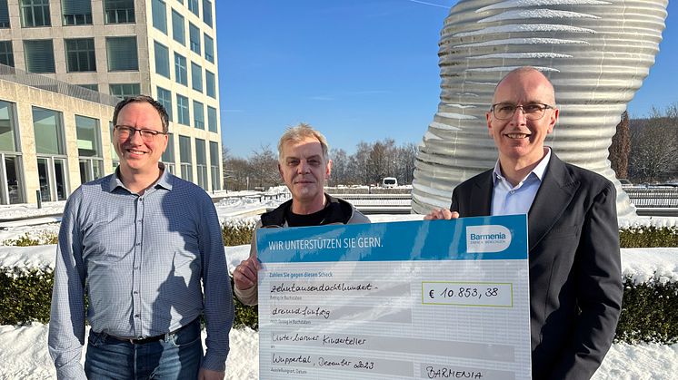 Bei der Scheckübergabe vor den Hauptverwaltungen der Barmenia. Von links nach rechts: Andre Blejwas, Markus Pilters, Dr. Andreas Eurich