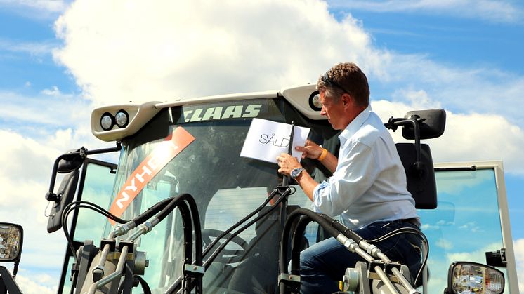 Björn Pettersson fick nöjet att placera såldskylten på demoexemplaret. Foto: Swedish Agro Machinery