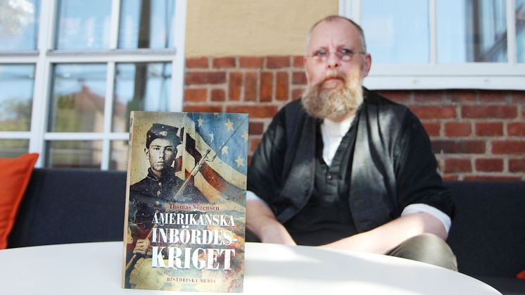 Författaren Thomas Sörensen med sitt verk om amerikanska inbördeskriget.