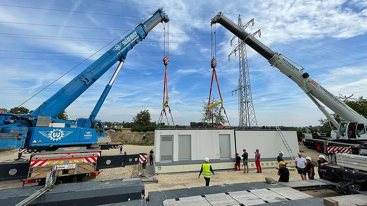 Die neue Schaltstation der Bayernwerk Netz in Gaimersheim ist mehr als 15 Meter lang. Am Dienstag, 6.9., wurde sie in zwei Teilen angeliefert und anschließend von Spezialisten vor Ort zusammengebaut.