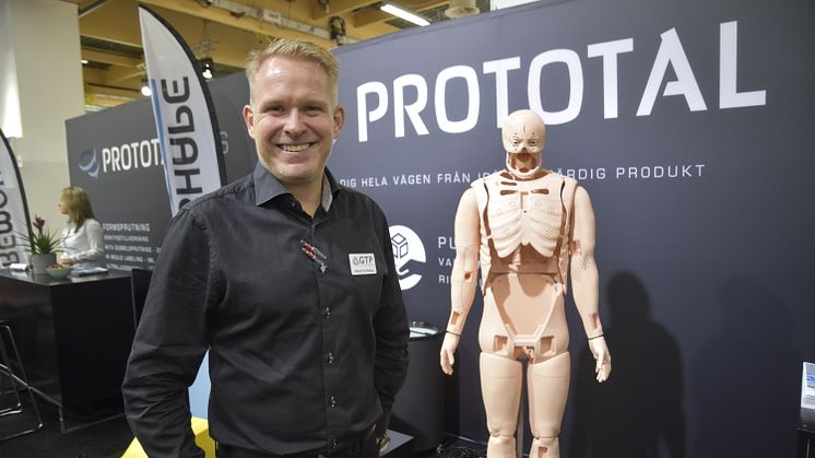 Mikael Sohlberg, Prototal och marknadsansvarig på systerbolaget GT Prototyper. Här tillsammans med en 3D-printad docka i FLS-teknik framtagen för norska Laerdal. Dockan kan simulera olika sjukdomstillstånd och används vid utbildning av vårdpersonal. 