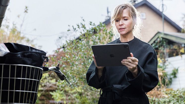 IMG4193_01_WW_Social-worker-using-tablet-with-bike