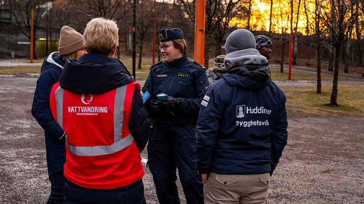 Nattvandrare, trygghetsvärdar och kommunpolisen vid en trygghetsdialog i Vårby