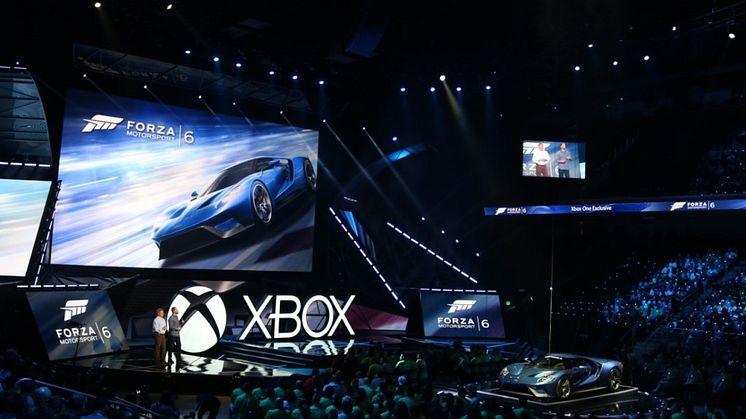 A Ford GT drámai hatású belépője a 2015-ös E3 játékkonferencián; Az autó a Forza Motorsport 6 exkluzív sztárja