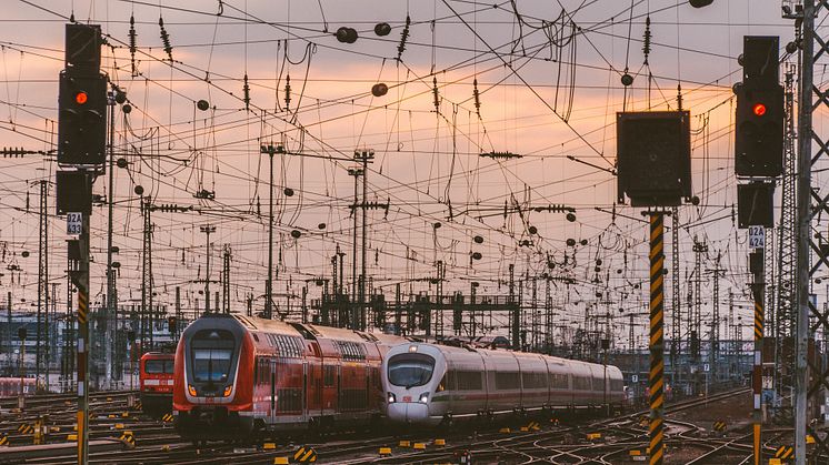 In Zukunft sollen mit dem Advanced Protection Systems (APS) mehr Züge noch sicherer auf den Schienen unterwegs sein. (Bild: wal_172619 @ Pixabay)