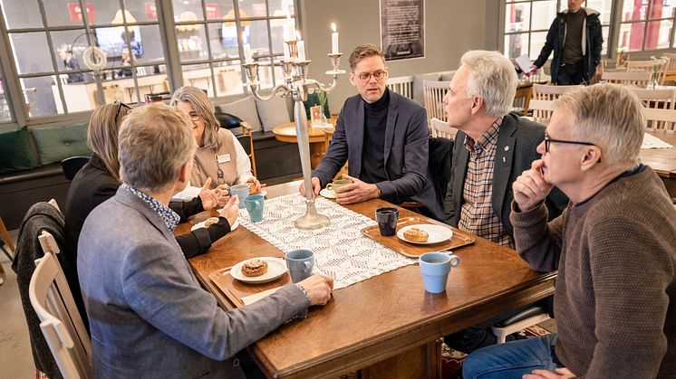 Riksdagsledamöter på plats hos Erikshjälpen (inte alla på bild): Mats Green (M), Ciczie Weidby (V), Anders Karlsson (C), Camilla Rinaldo Miller (KD), Staffan Eklöf (SD) och Jakob Olofsgård (L). Th: Anders Malmstigen, Internationell chef, Erikshjälpen