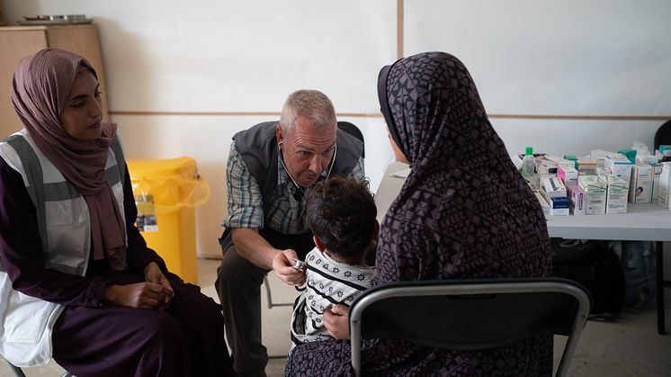 Simon Struthers, barnläkare vid Rädda Barnens Emergency Health Unit (EHU) erbjuder vård till barn i Rafah.