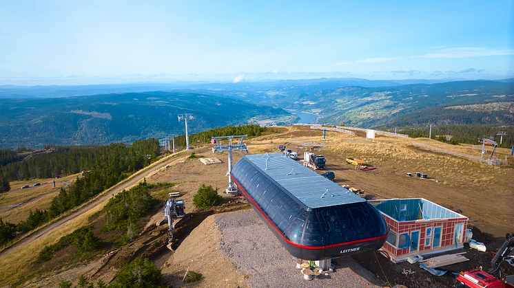UTSIKT: Det er lite å utsette på utsikten fra den nye toppstasjonen. Foto: Martin Vinje/Alpinco.