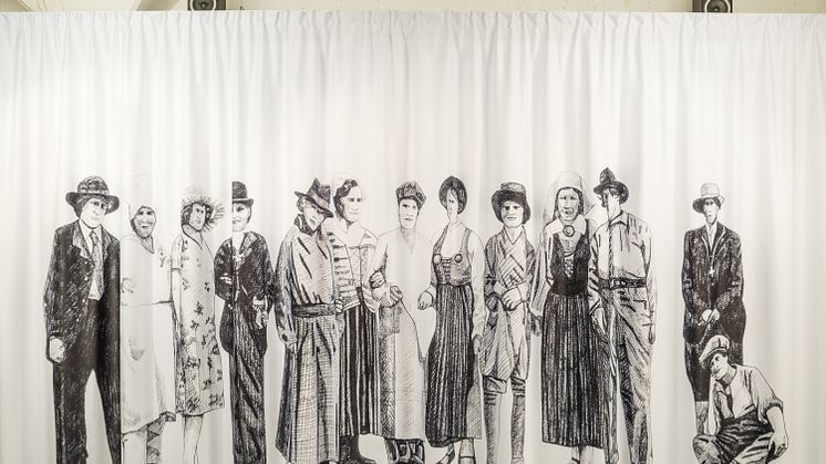 Olivia Plender, draperi med teckningar från fotografier ur Fogelstadskolans arkiv