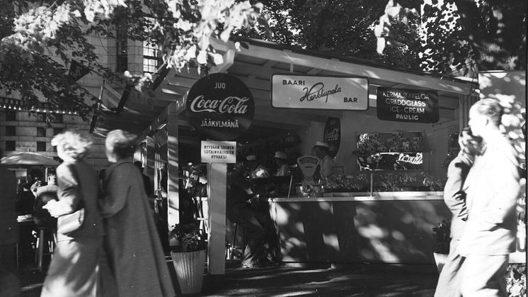 Coca-Colaa myydään Esplanadilla 1952