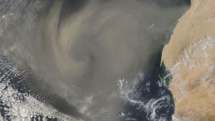 Sandstorm från Sahara driver ut till havs. Foto: NASA / Visible Earth