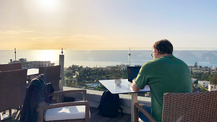 Snorre Klanderud benytter anledningen til å forberede seg til seminaret ute i solen