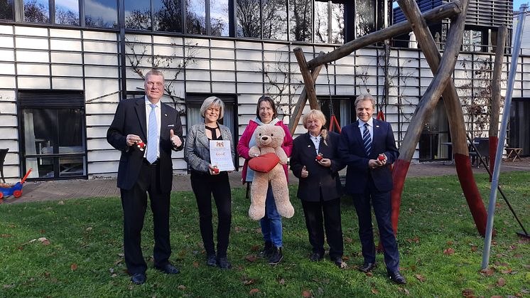 Jens Bähr vom Wirtschaftskontor Markranstädt (l.) übergibt mit Geschäftspartnern die Spende an Kerstin Stadler (Mitte) vom Kinderhospiz Bärenherz Leipzig