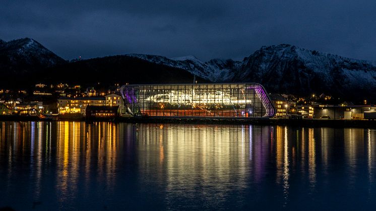 STORSLÅTT: Vernetbygget rundt hurtigrutenskipet MS Finnmarken er et av de mest ikoniske byggene på den nordnorske kysten. Peab Bjørn Bygg var totalentreprenør for bygget som Geberit leverte rørsystemer til. Foto: Nordfra.no/Kolbjørn Hoseth Larssen