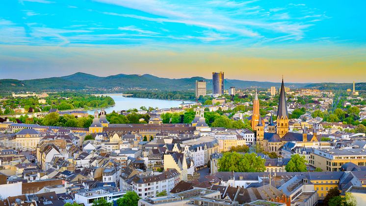 Bonn: Stadtansicht mit Rhein und Siebengebirge im Hintergrund