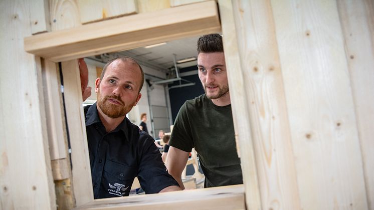 Andreas Riebeling Rasmussen (tv.) har læst Biomedicin på Aalborg Universitet og underviser nu på Tradiums Tømrerskole. Foto: Ulrik Burhøj Jepsen