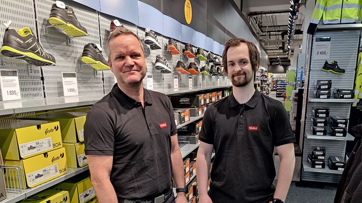 To fornøyde karer, butikksjef Jon Bronken og butikkmedarbeider Torbjørn Melbye