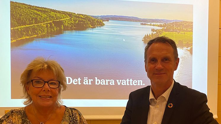 Monica Neptun (L) ordförande i nämnden för Teknik och Karl Lundgren, förvaltningschef, skriver på avsiktsförklaringen.