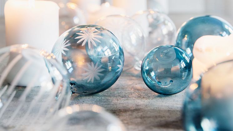 Julekule i glass med slipemønster fra Hadeland Glassverk