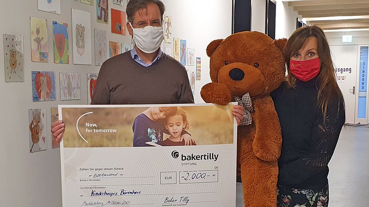 Mario Hesse von der Baker Tilly Stiftung übergab an Mona Meister die Spende für das Kinderhospiz Bärenherz