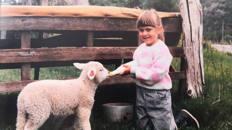 Maria Lavik klar med boka "Odelsskam. Å gje slepp på ein gard etter femten generasjonar"