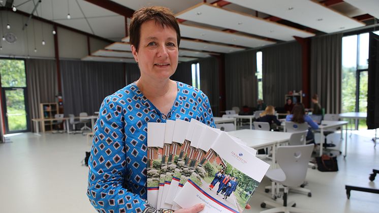 Petra Hau mit dem IB Handbook, der "Bibel" der Louisenlunder IB World School