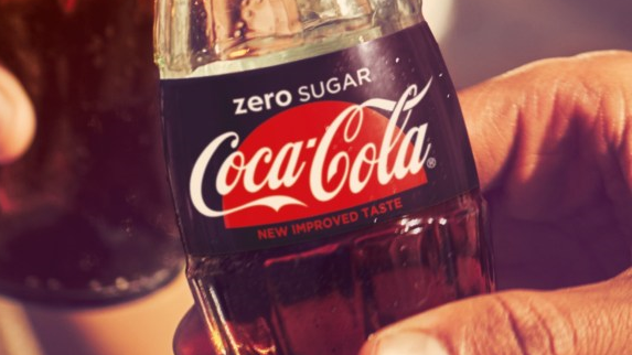 Coca-Cola Zero Sugar maistuu entistä enemmän alkuperäiseltä Coca-Colalta, mutta ilman sokeria ja kaloreita. 