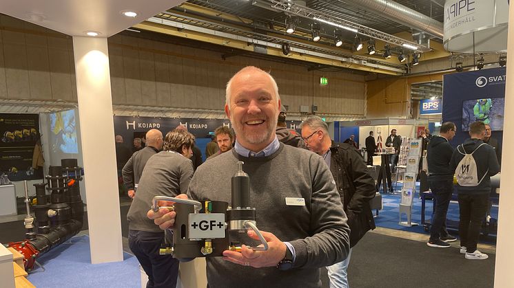 Jan Ångman från Georg Fischer med NeoFlow i handen. Tack vare den kompakta och lätta konstruktionen av polymer är NeoFlow upp till nio gånger lättare och fem gånger mer kompakt än en standardventil av metall.