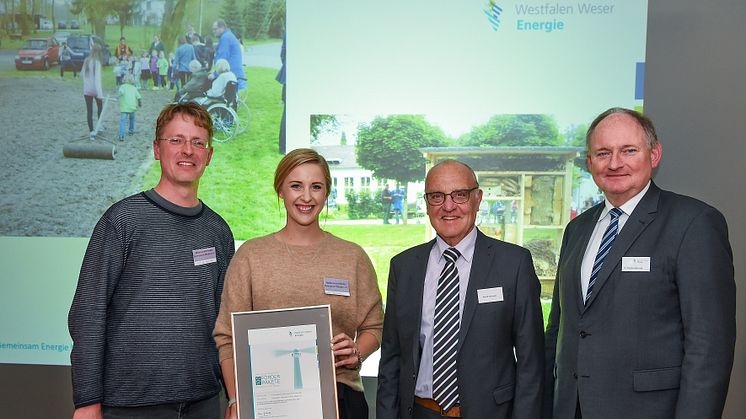 Freuen sich über das Engagement (v. l.): Holger Hansing und Lena Hormann, Föderverein Herder Gymnasium, Harald Steinmetz, stellv. Bürgermeister Minden, Dr. Stephan Nahrath, Geschäftsführer WWE,