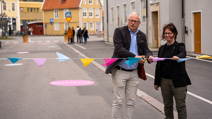 Peter Akinder (S), ordförande i Samhällsbyggnadsnämnden invigde sommargatan tillsammans med Servicenämndens ordförande Johanna Petersson (C).