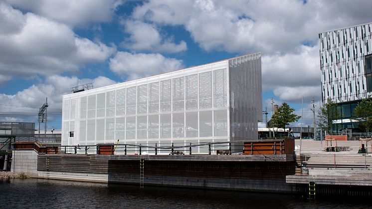 Cykelparkeringshuset ligger på kajen mot Säveån och har plats för 600 cyklar i tre våningar. Bild: Göteborgs Stad