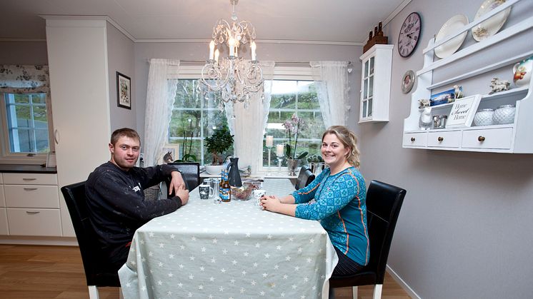 Kjellfrid og Bjørnar rundt kjøkkenbordet i sitt nye Älvsbyhus.