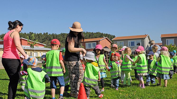 Baklängesmarschen på Barnsäkerhetens dag 2014