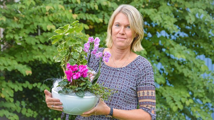 Eva uppmärksammades med blommor och paket för sina hittills 25 år på Mercatus.