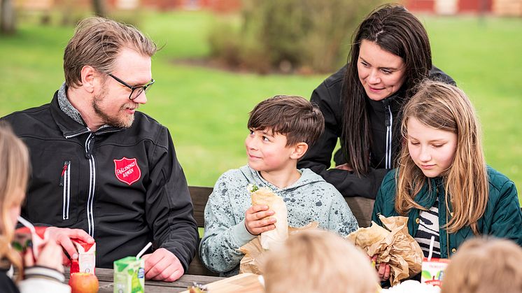 I år blir Frälsningsarméns sommaraktiviteter mer än roliga utflykter, dagkollon och läger. Där serveras också sommarens viktigaste måltider för barn som annars skulle gå hungriga. Foto: Jonas Nimmersjö, kampanjbild