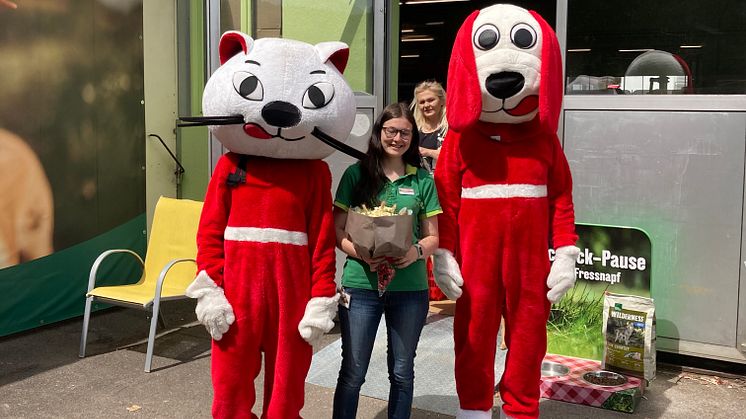 Das Verkaufs-Team freut sich mit den Fressnapf Maskottchen über die gelungene Wiedereröffnung der Filiale Affoltern.