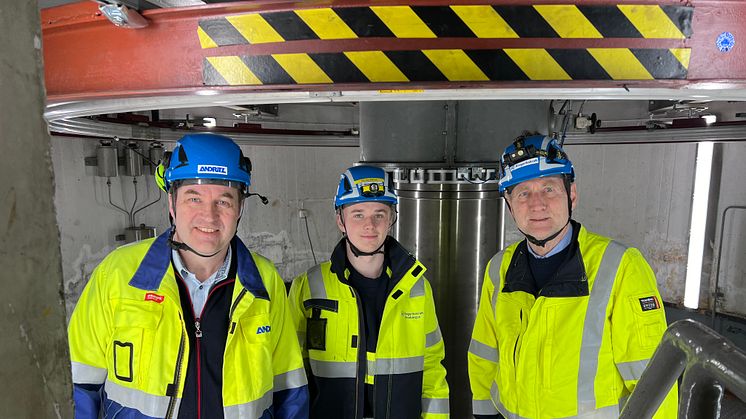 Kjetil Toverud, Andritz Hydro, Sander Øyhus Pihl, lærling og Alf Inge Berget, Ringerikskraft i Hønefoss kraftstasjon