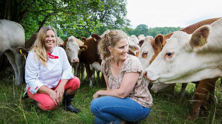 Personerna på bilden heter Sofia Karlsson, kock Sodexo Nyköping och Elin Beckman, lantbrukare Berga gård i Nyköping. Fotograf Melker Dahlstrand.