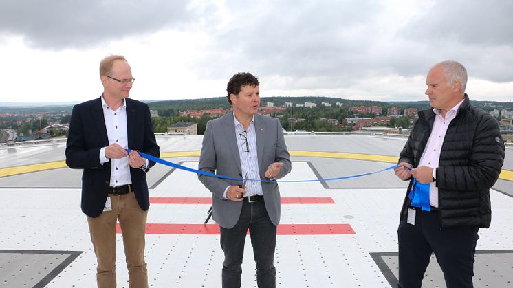 Invigningen förrättades av Peter Olofsson, landstingsråd (S) och Björn Sandström, flygplatschef t.v. samt Niklas Lindberg, verksamhetschef för An Op IVA Västerbotten, t.h.
